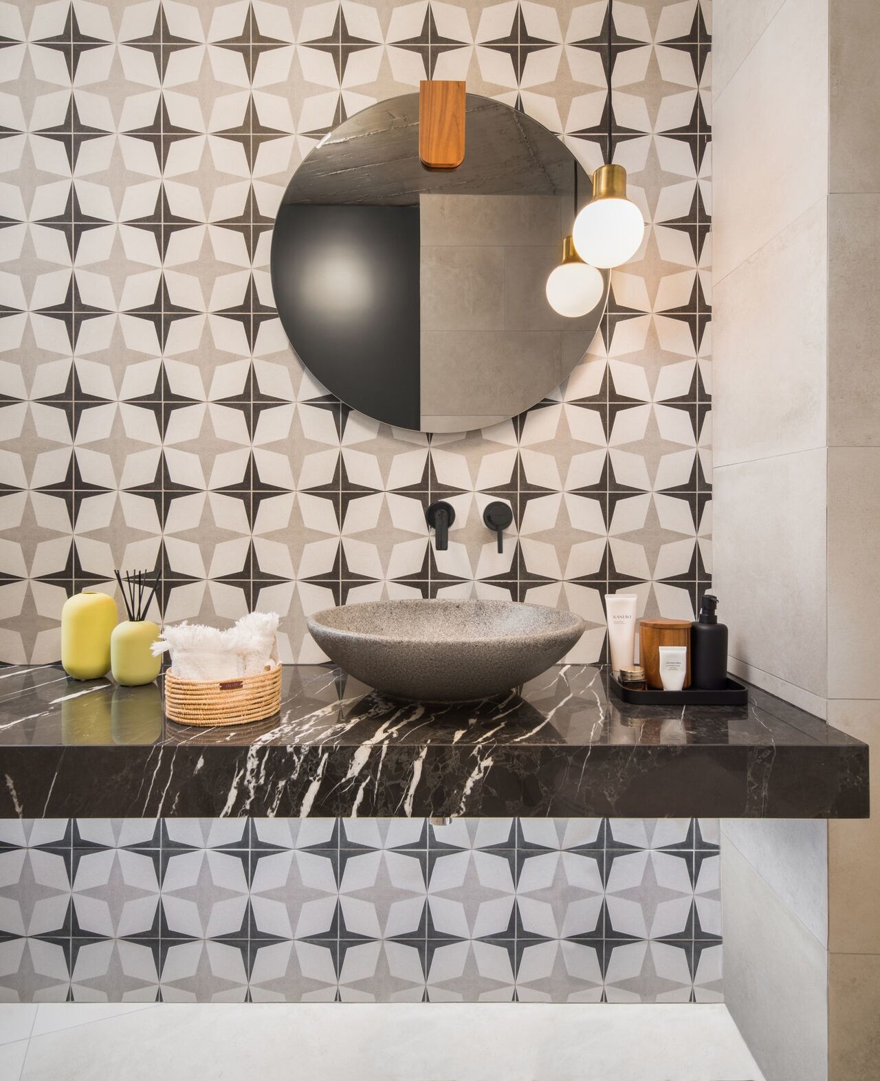 El baño principal del proyecto Modernismo vanguardista.