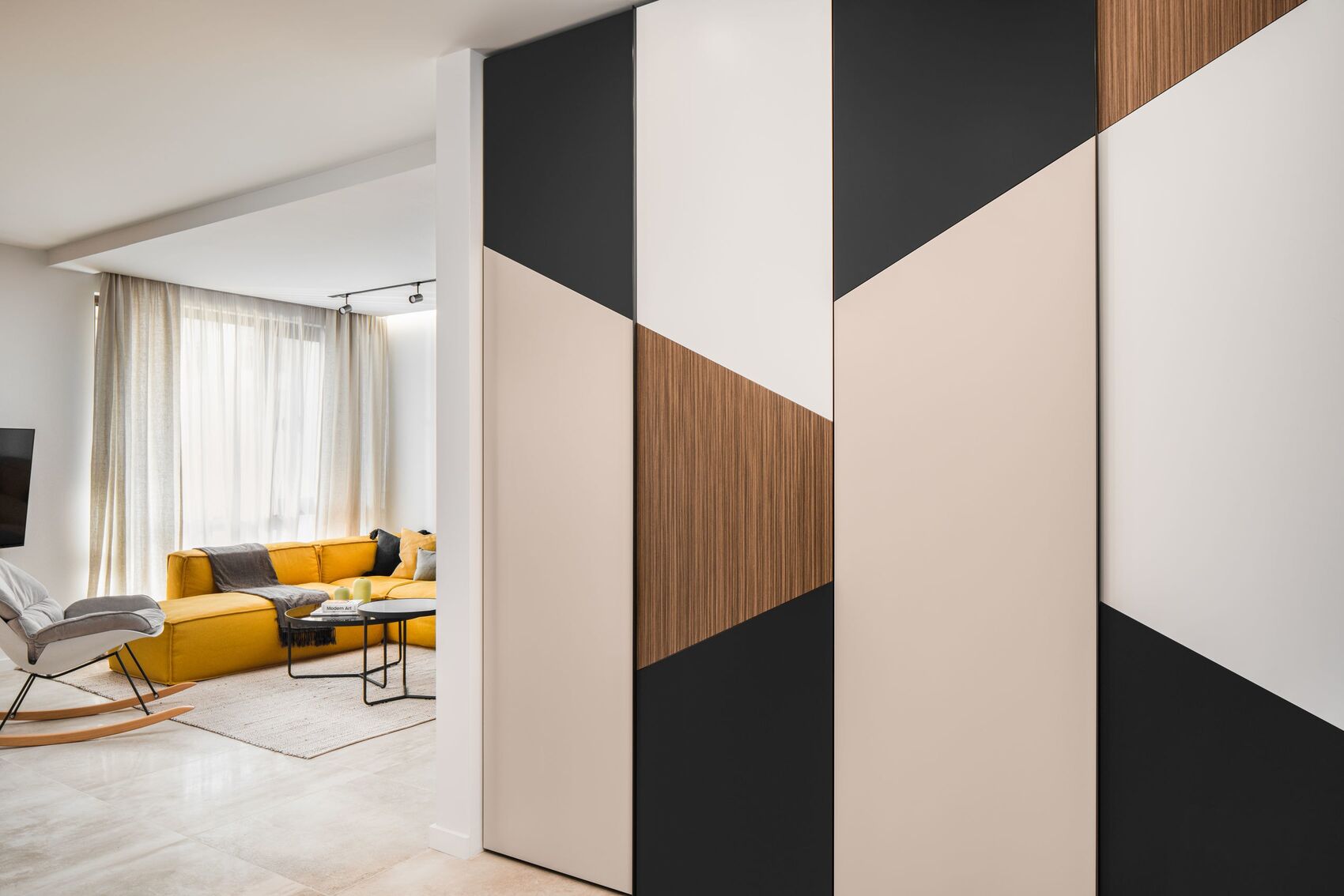Geometrische Schiebefronten zum Wohnraum.