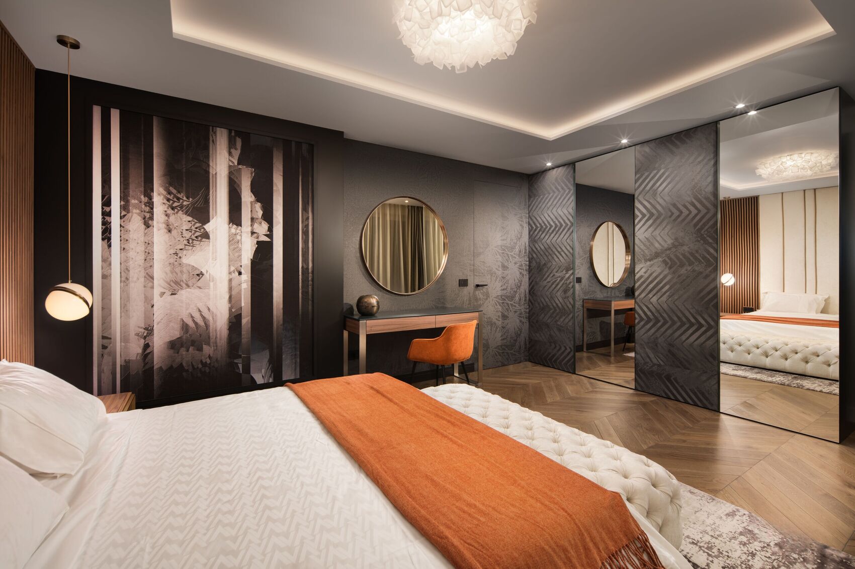 Chambre vers la coiffeuse, le décor de palmes et le dressing miroir.