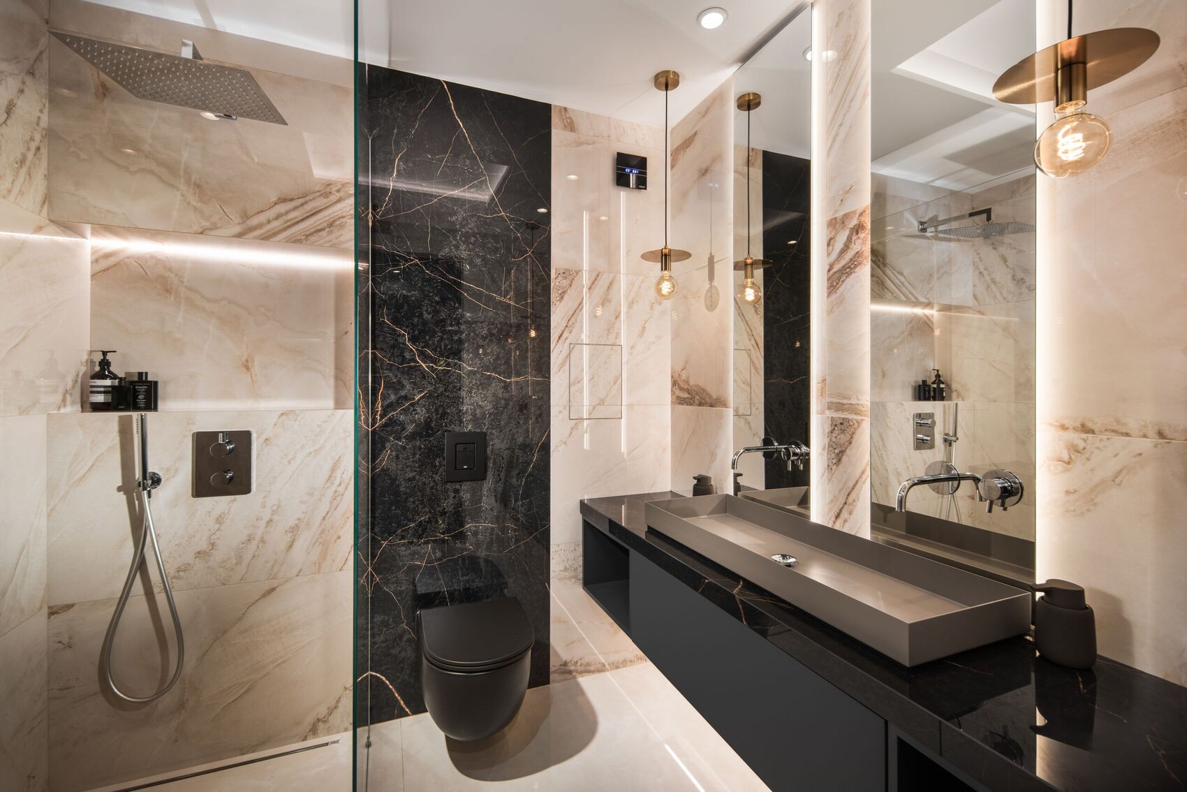 Salle de bain principale : douche, marbre noir et long vasque.