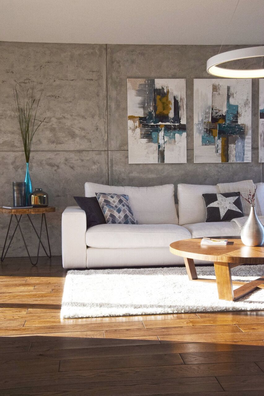 Senkrechter Blick auf Sofa und Betonputzwand.