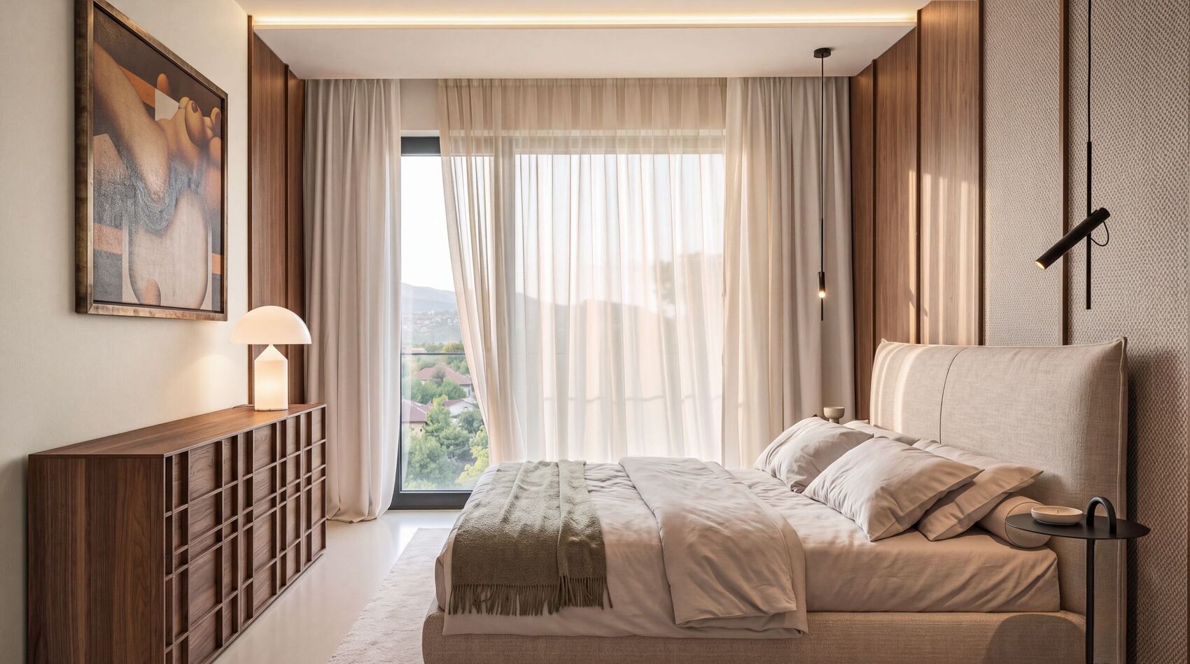 Chambre vers les rideaux, la commode et la peinture.
