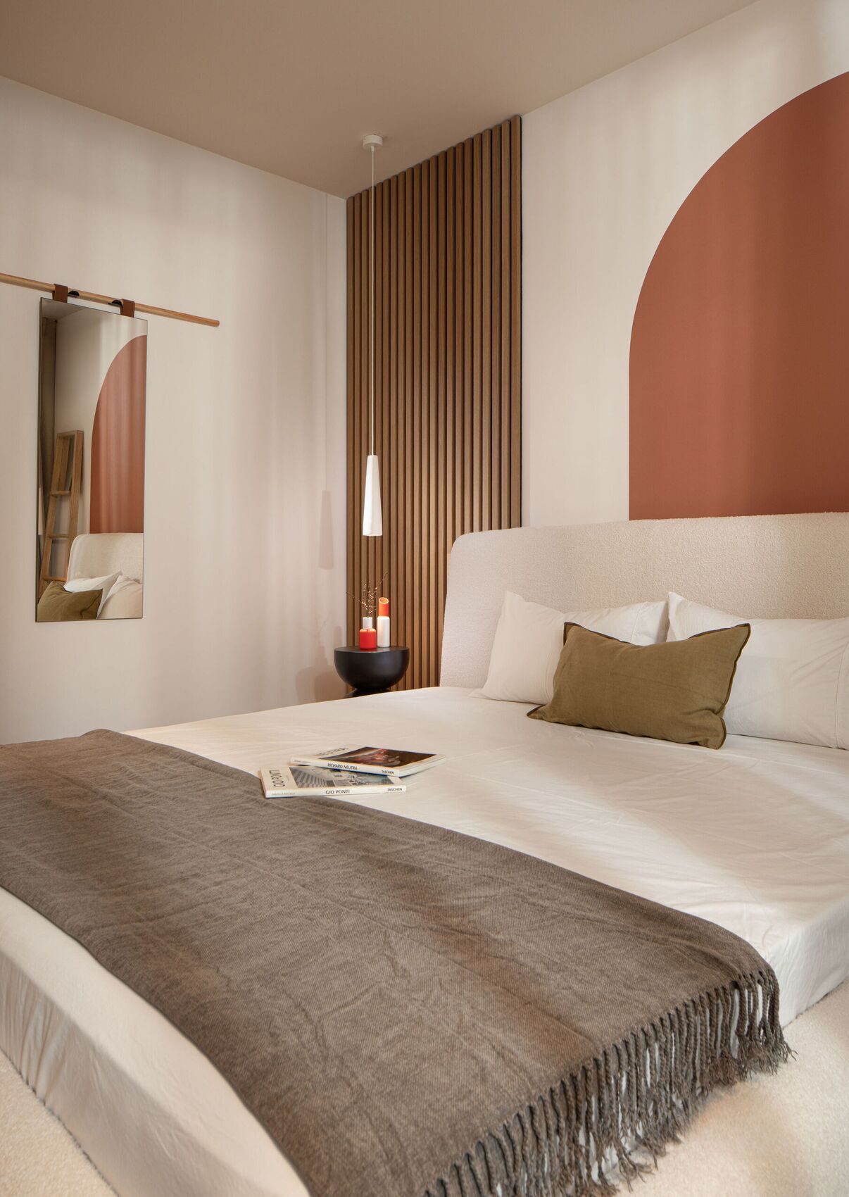 A taller view of the bed and arch.